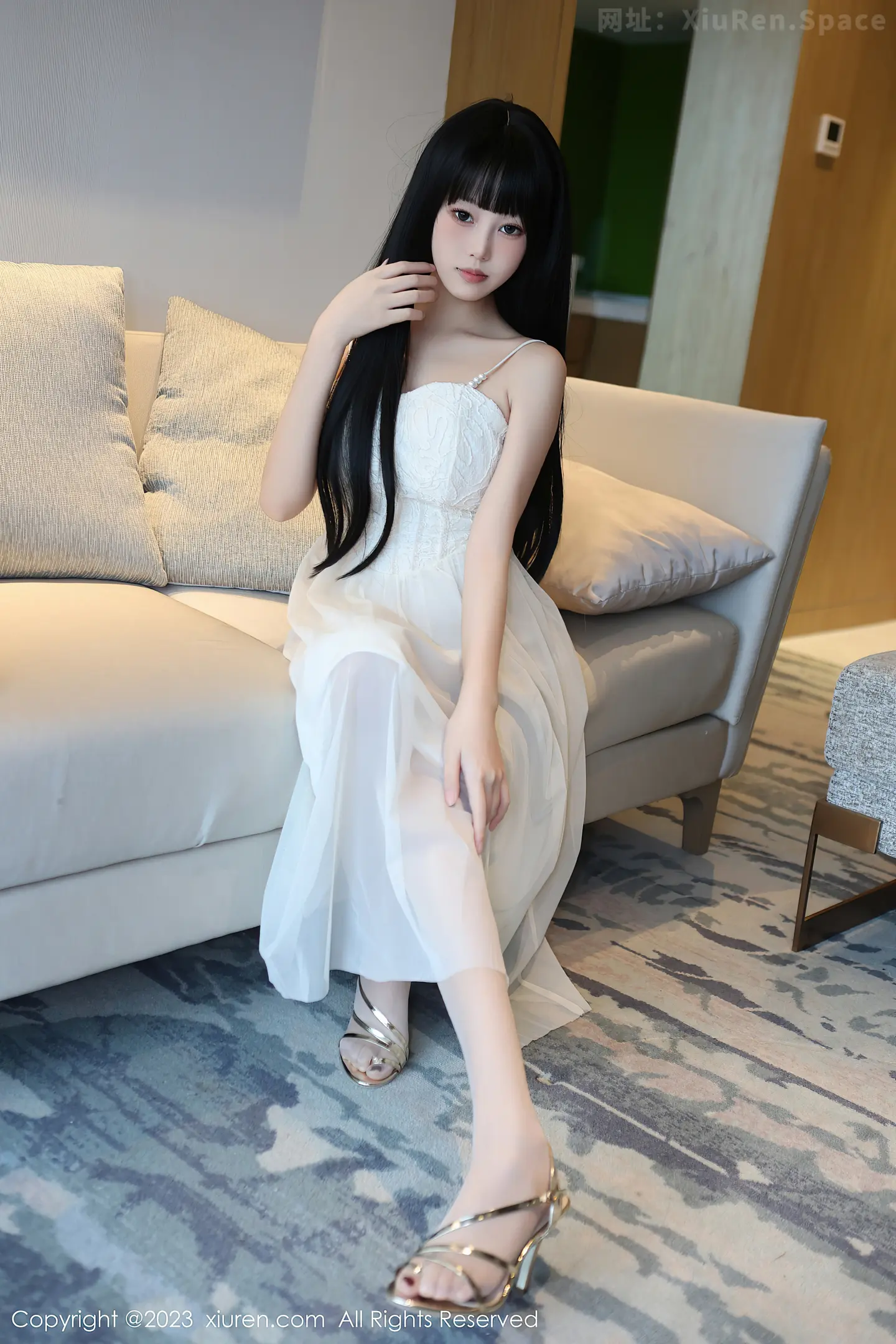 图片[5]-[XiuRen秀人网]2023.05.31 NO.6828 早川京子 白色吊带连衣裙与粉色内衣加肉丝美腿性感私房写真集-秀人网官方网站